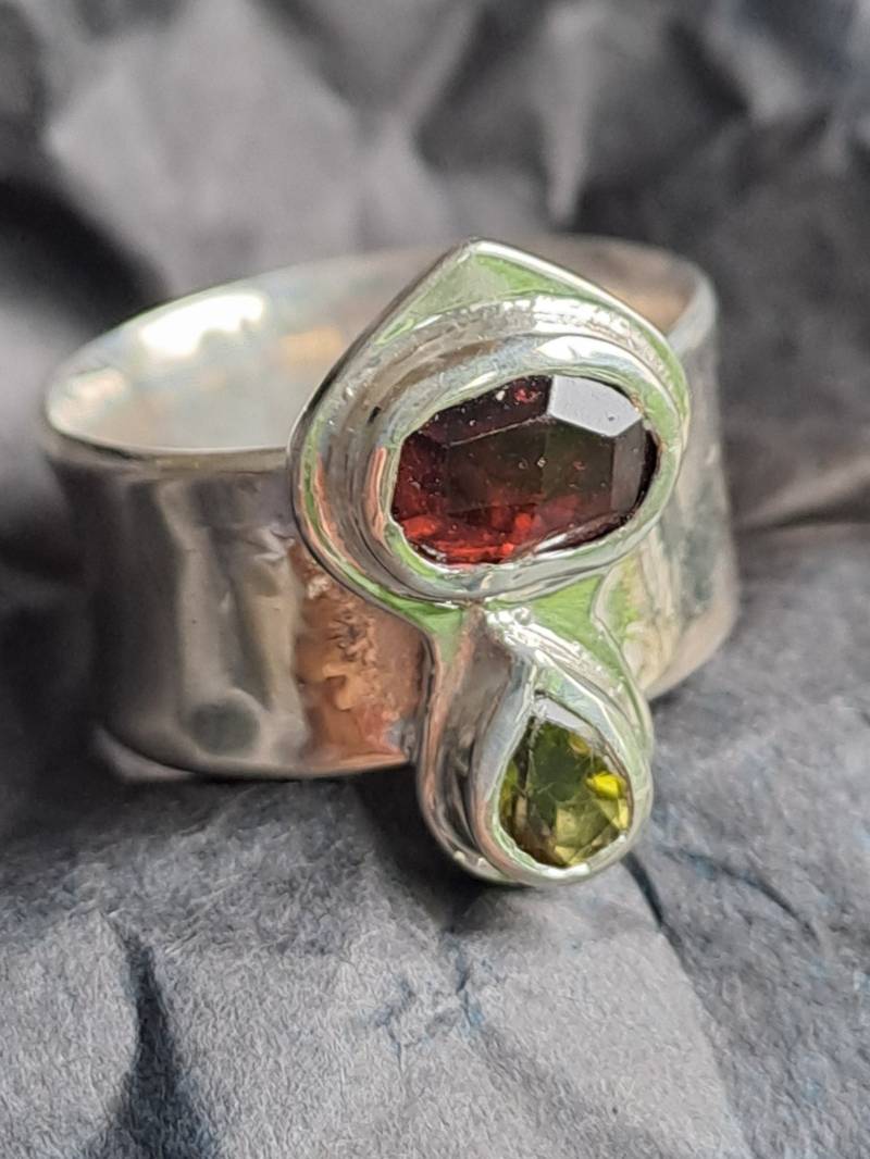 Handgeschmiedeter Silberring Gr. 6 Us Mit Dunkelrotem Granat Im Rosenschliff Und Olivgrünen Turmalin - Tropfen Umfang 52 Mm von AtelierMarxsen
