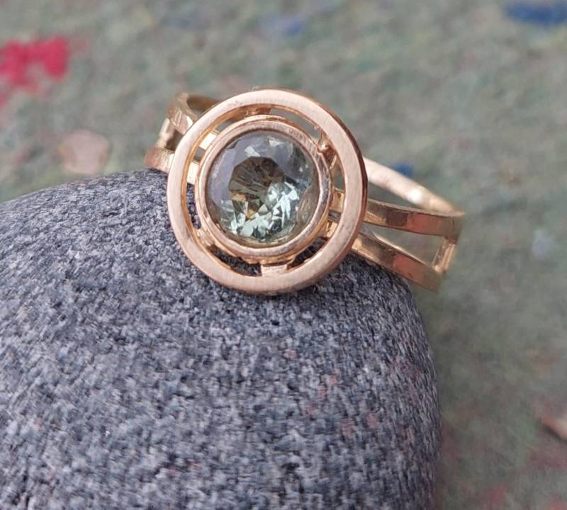 Hellgrüner Runder Turmalin Mint in Einem Außergewöhnlichen Ring Gelbgold 18K 750/ - Turmalinring von AtelierMarxsen