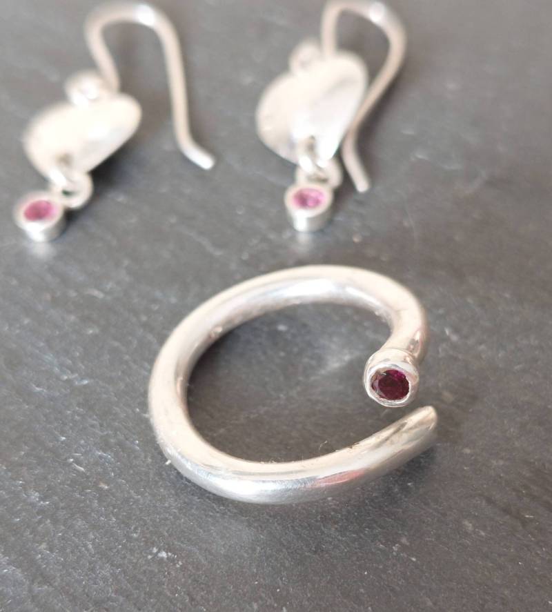 Moderner Pink Turmalinring Offen Silber Magenta Mit Herz von AtelierMarxsen