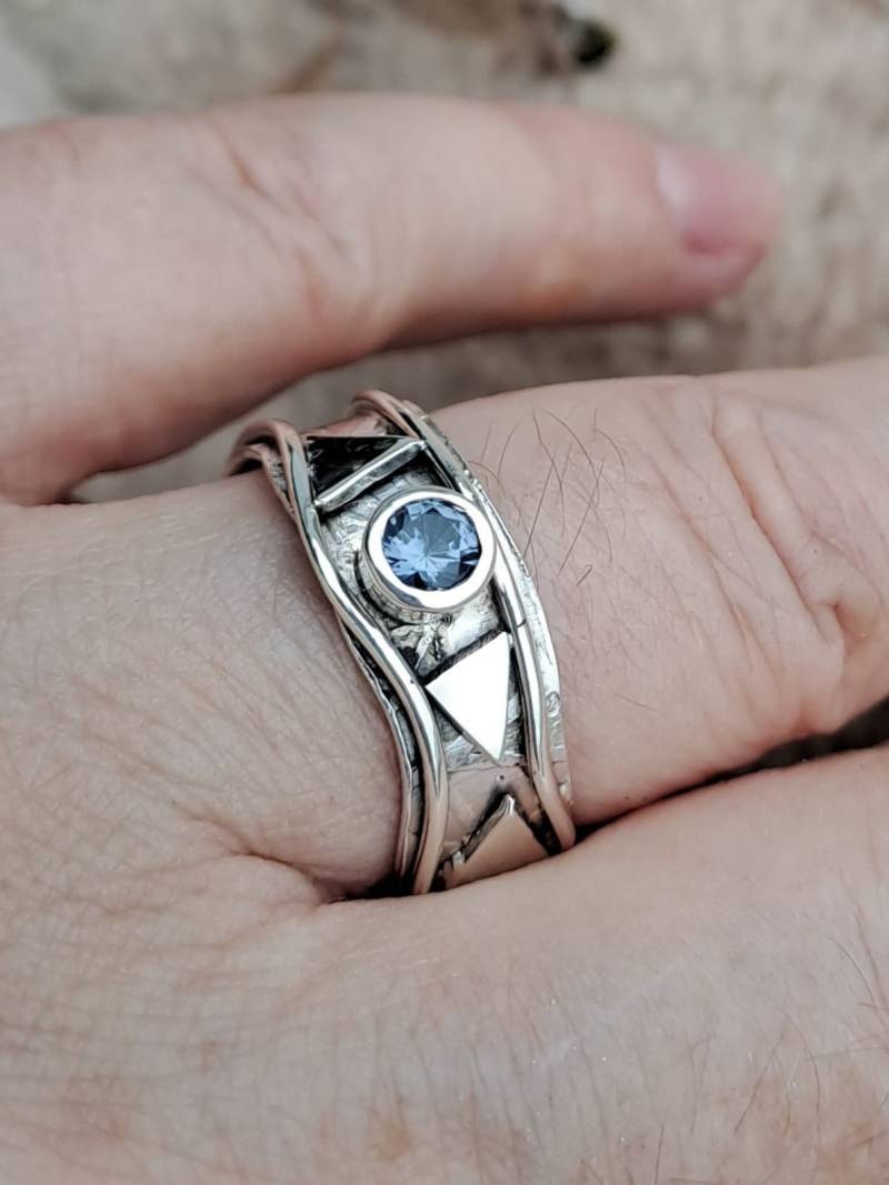 Natürlich Blau-Violetter Spinell Außergewöhnliches Unikat Gr. 58 Silberring von AtelierMarxsen