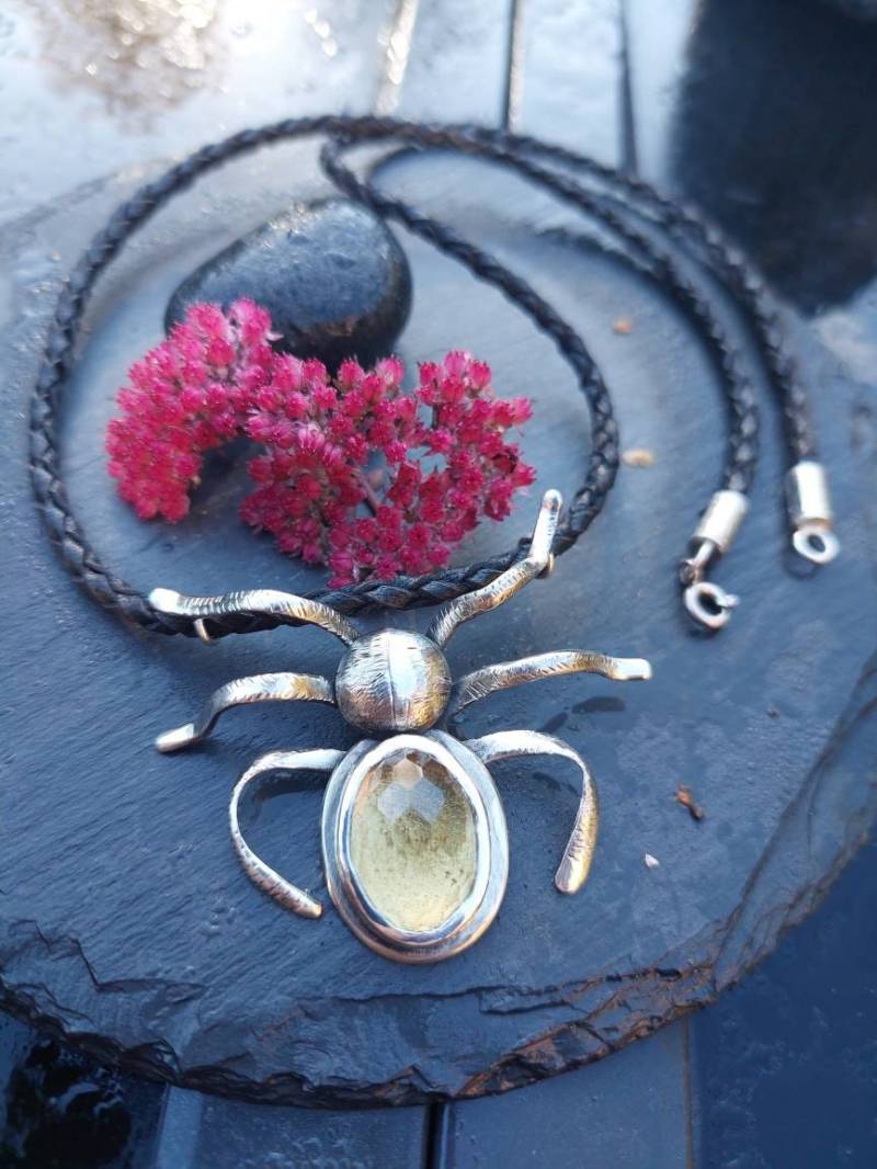 Großer Käfer Als Anhänger Lemonquarz Silber Mit Geflochtenem Lederband Massiv Handarbeit von AtelierMarxsen