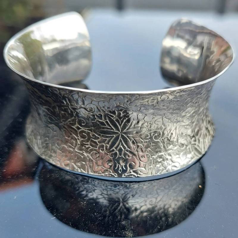 Silber Armspange Armreif Mit Floralem Muster Geprägt Sterlingsilber Blumenprägung von AtelierMarxsen