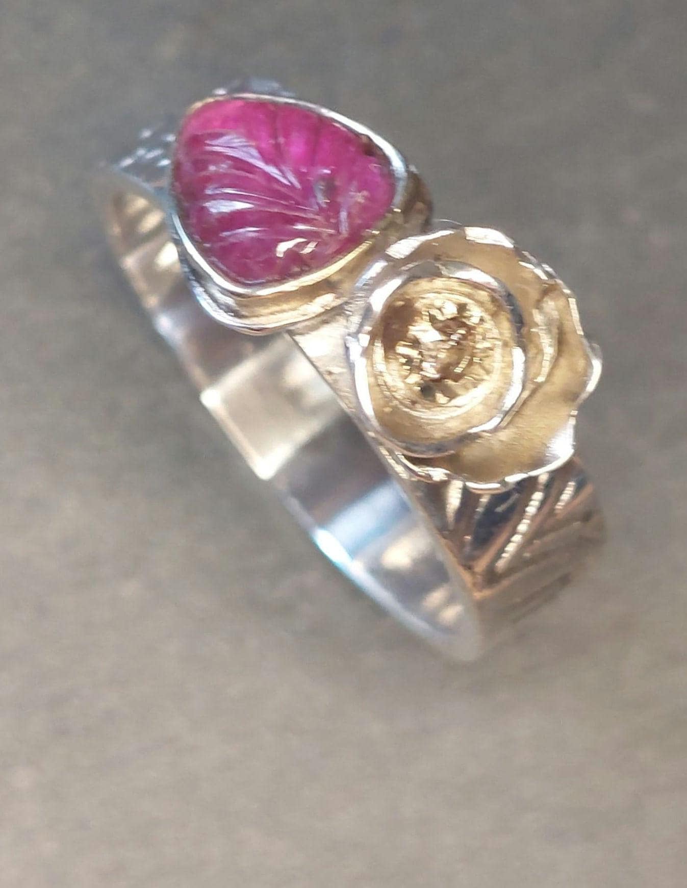 Silberring Mit Rose Und Graviertem Rubinin Goldfassung Brillant Gr. 55 Silberring Mit Rose Und Graviertem Rubinin Goldfassung Brillant Gr. 55 von AtelierMarxsen