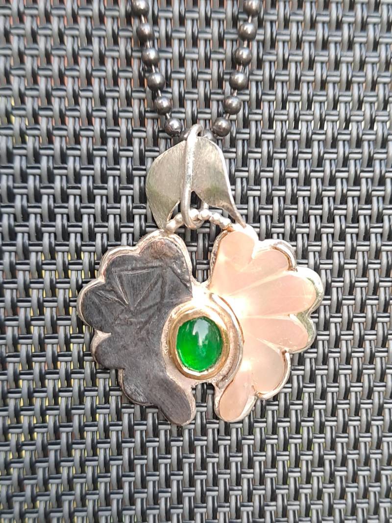 Unikat Anhänger Mit Smaragd in Wunderschönen Grün 750/ - Gelbgoldfassung Und Handgesägtem Perlmutt Ornament von AtelierMarxsen