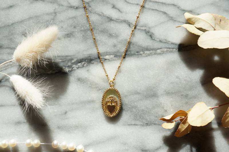 Gold Sacred Heart Perlmutt Zierliche Halskette von AtelierMcChang