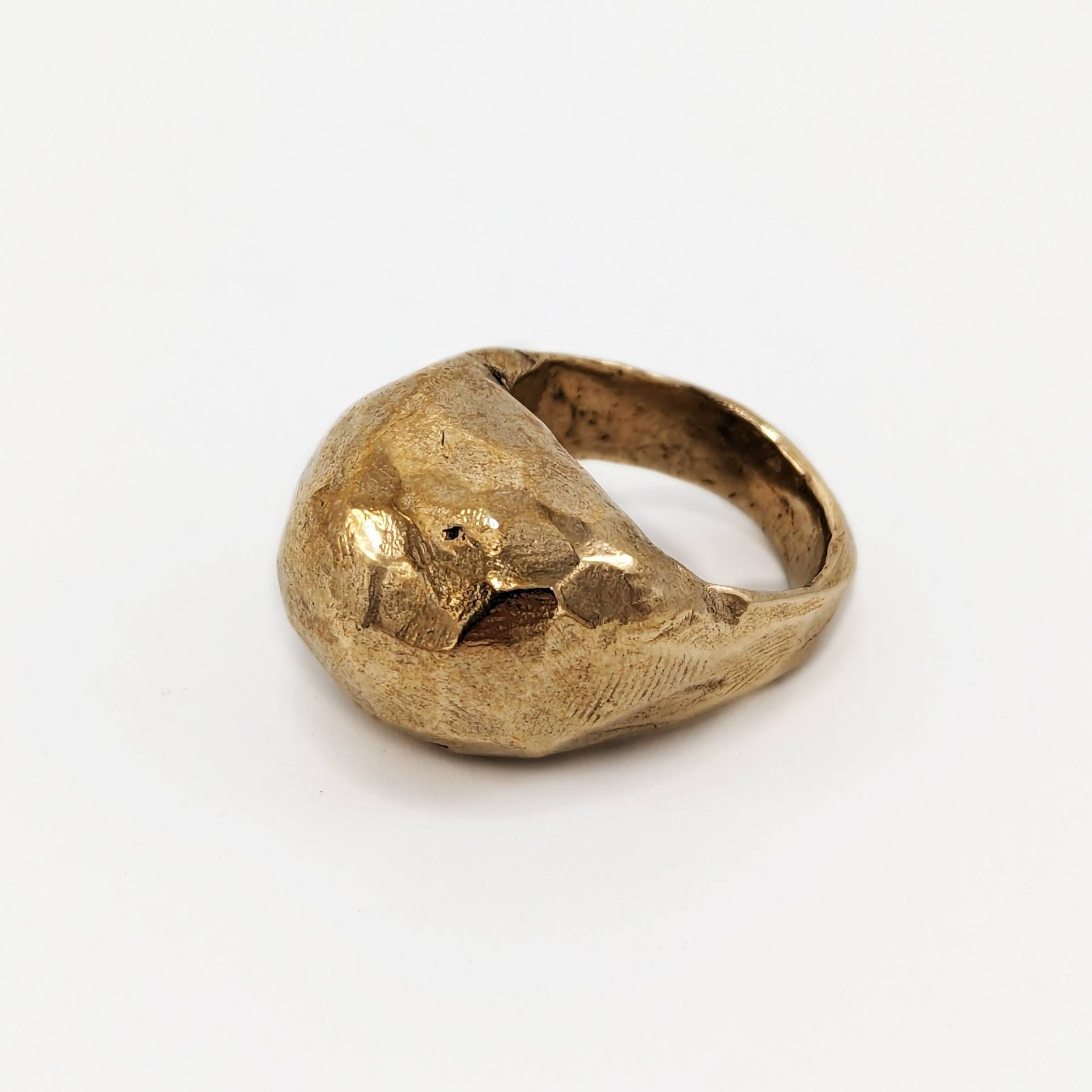 Geformter Gewölbter Heller Bronze Ring von AtelierMediterraneo