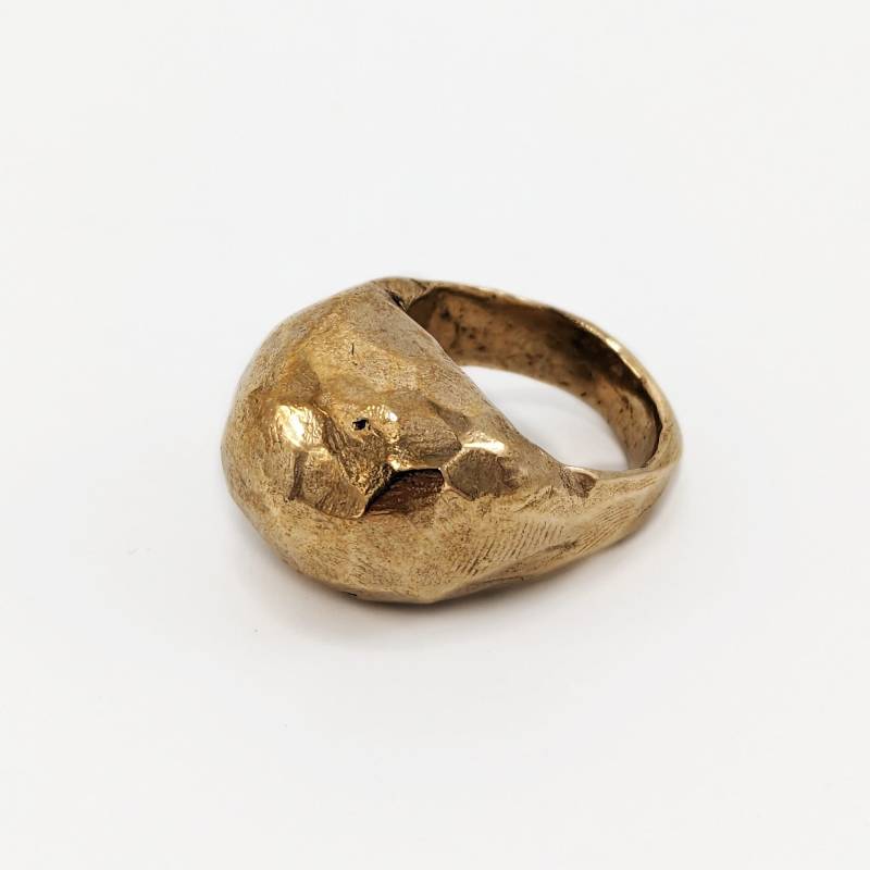 Geformter Gewölbter Heller Bronze Ring von AtelierMediterraneo