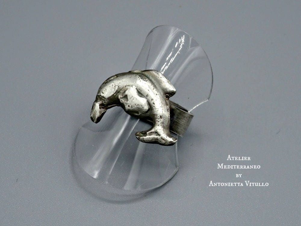 Handgefertigter 925 Silber Bandring Mit Einem Delfin Aus 999 Ton von AtelierMediterraneo