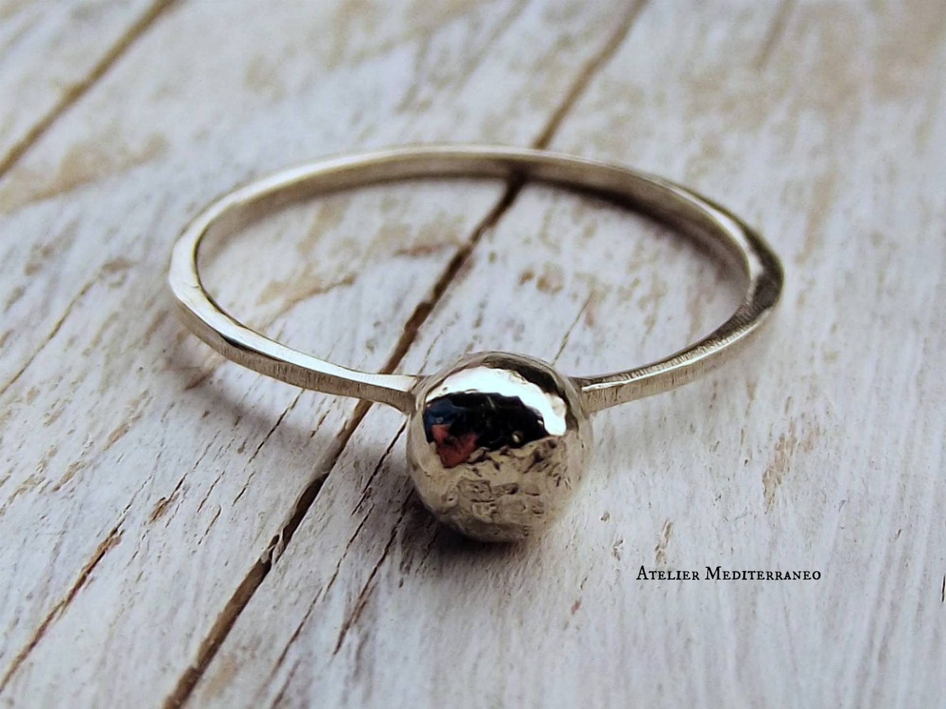 Rustikaler Silberring Mit Zentralem Nugget Auf Bestellung Gefertigt von AtelierMediterraneo