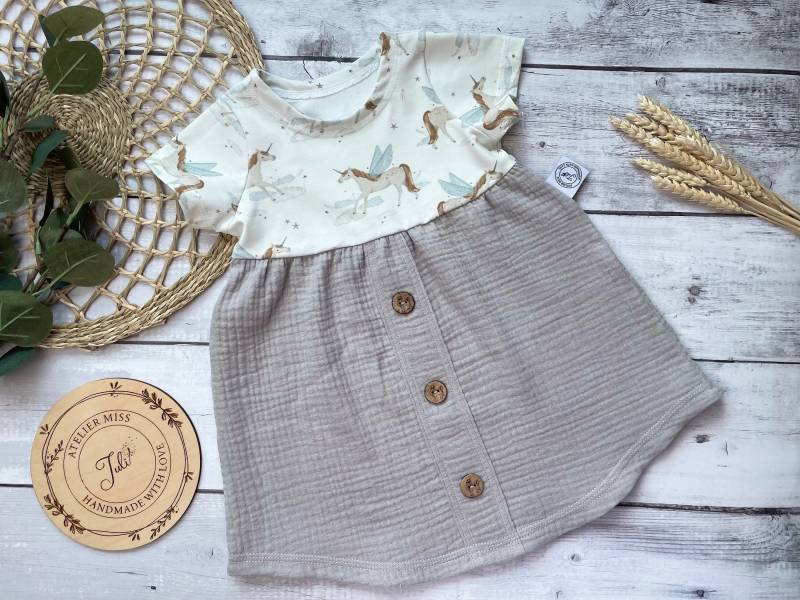 Sommerkleid - Graue Einhorn-Musselin-Liebe von AtelierMissJuli