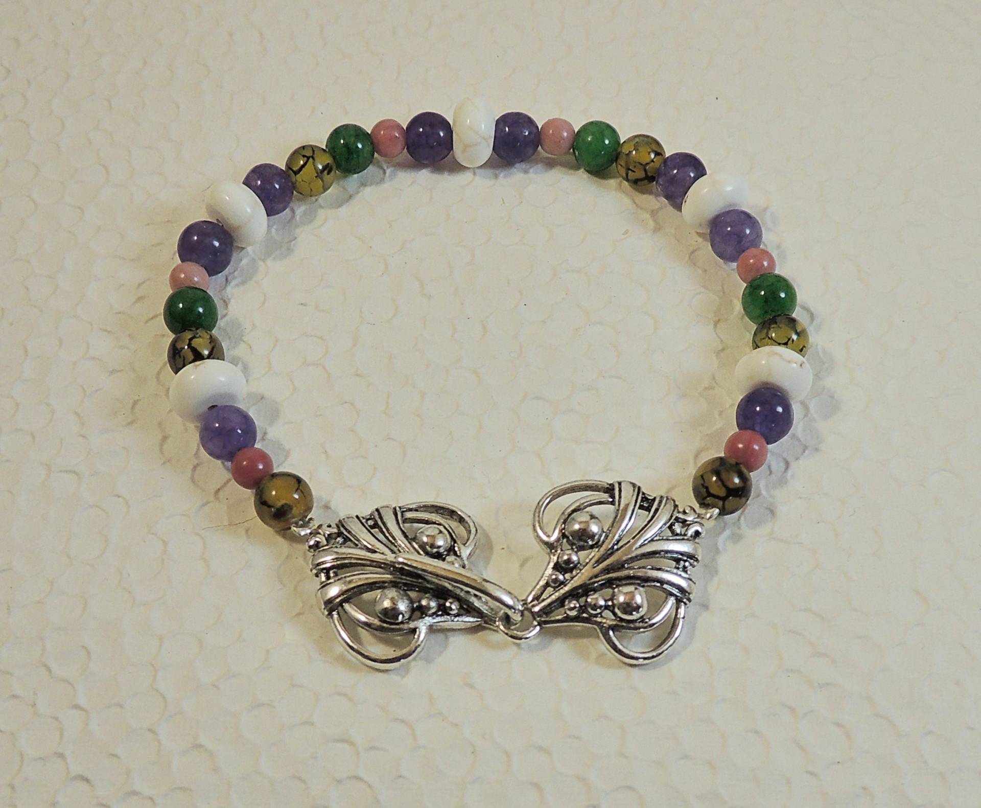 Armband Diverse Halb-Edel-Perlen Und Verschluss Toogle Aus Silbernem Metall von AtelierNanona