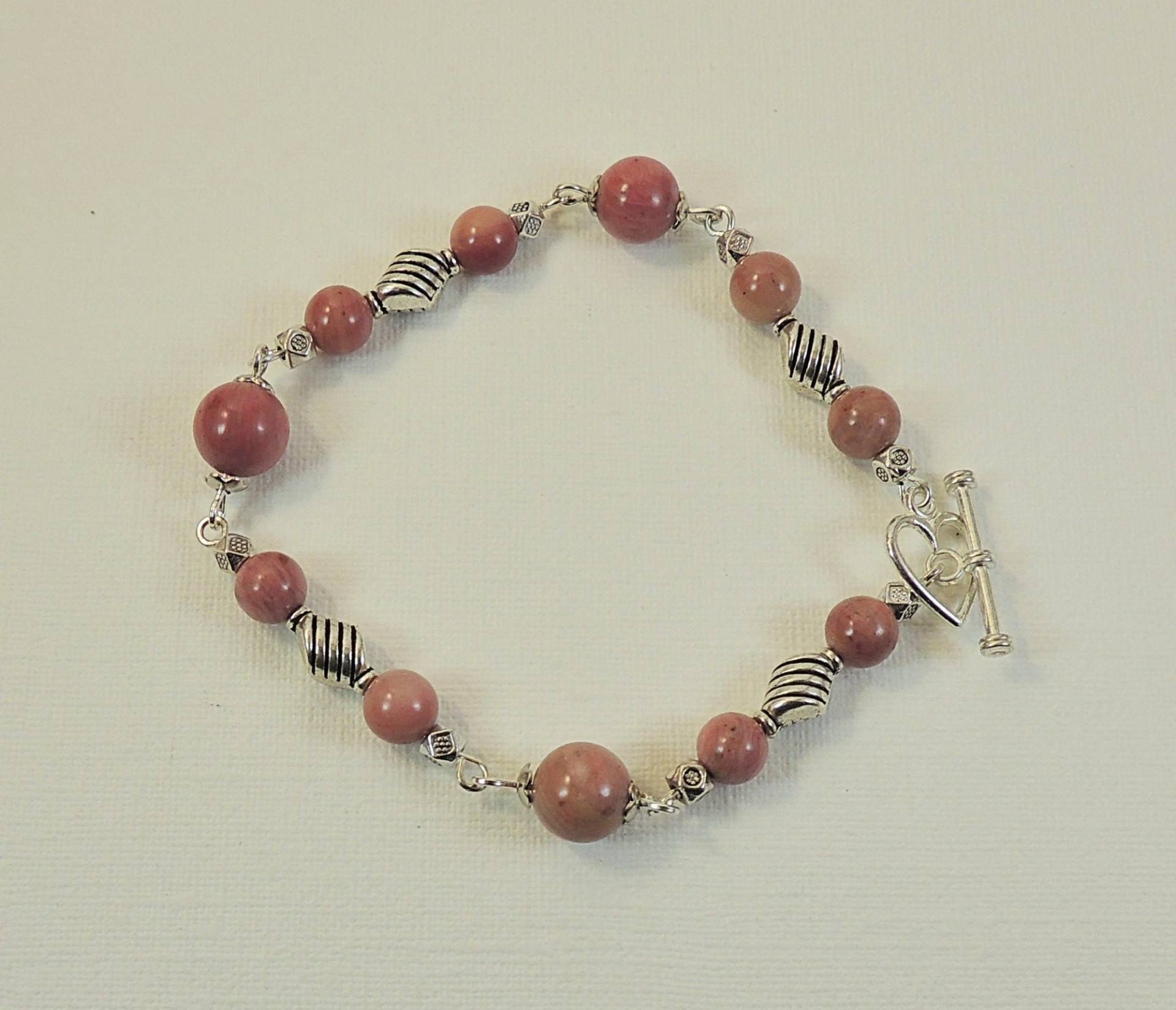 Armband Mit Rhodonitperlen Und Kreiselperlen Aus Silbernem Metall Armband Mit Rhodonitperlen Und Kreiselperlen Aus Silbernem Metall von AtelierNanona