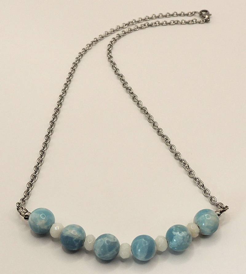 Halskette Aus Blauem Larimar Und Weißem Jadestein. Silberne Edelstahlkette Halskette Aus Blauem Larimar Und Weißem Jadestein. Silberne Edelstahlkette von AtelierNanona