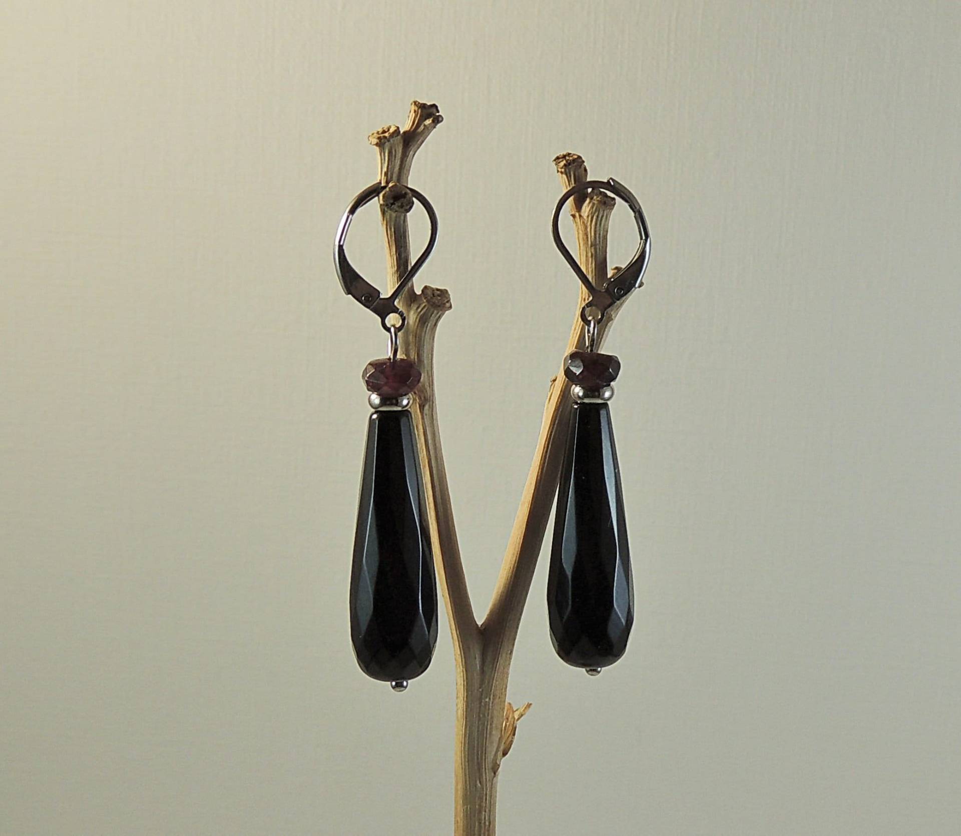 Schwarze Facettierte Achat - Und Granatperlenohrringe Edelstahlmetallperlen Schwarze Facettierte Achat - Und Granatperlenohrringe Edelstahlmetallperlen von AtelierNanona