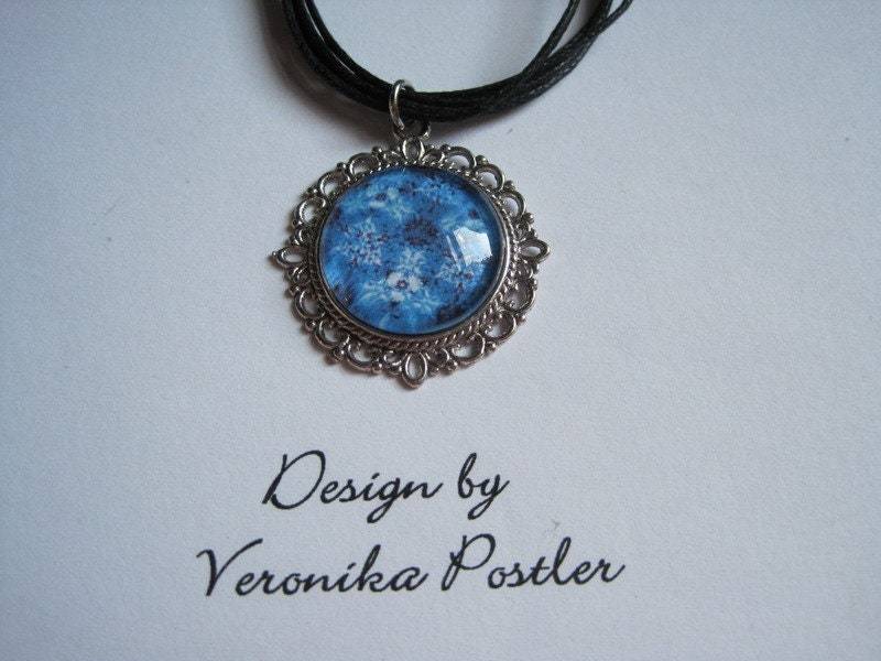 Cabochonschmuck Kette Schneeblütchen Blau von AtelierNaturundKunst