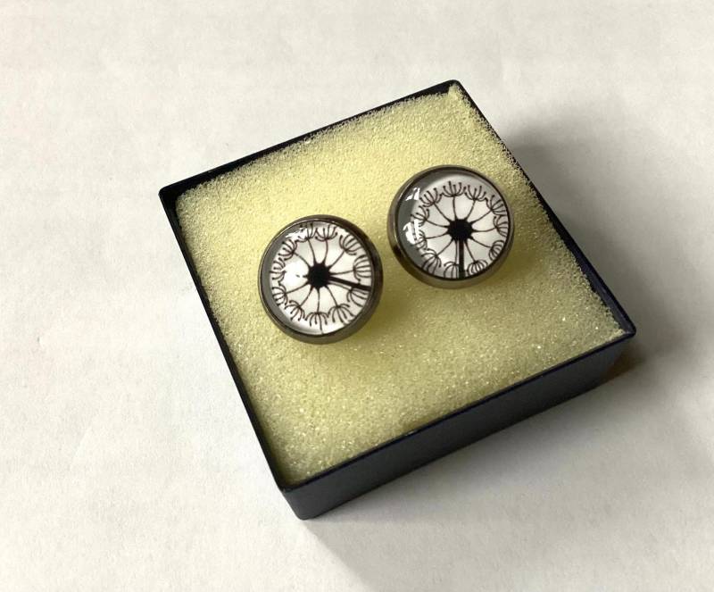 Cabochonschmuck Ohrstecker Pusteblumen Schwarz Weiß von AtelierNaturundKunst