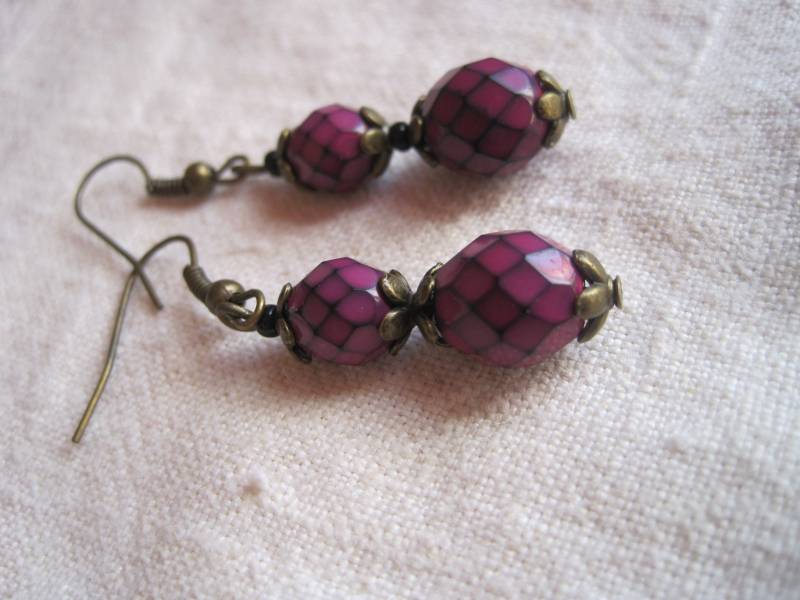 Elegante Ohrringe Mit Schwarz-Pinker Netzperle von AtelierNaturundKunst