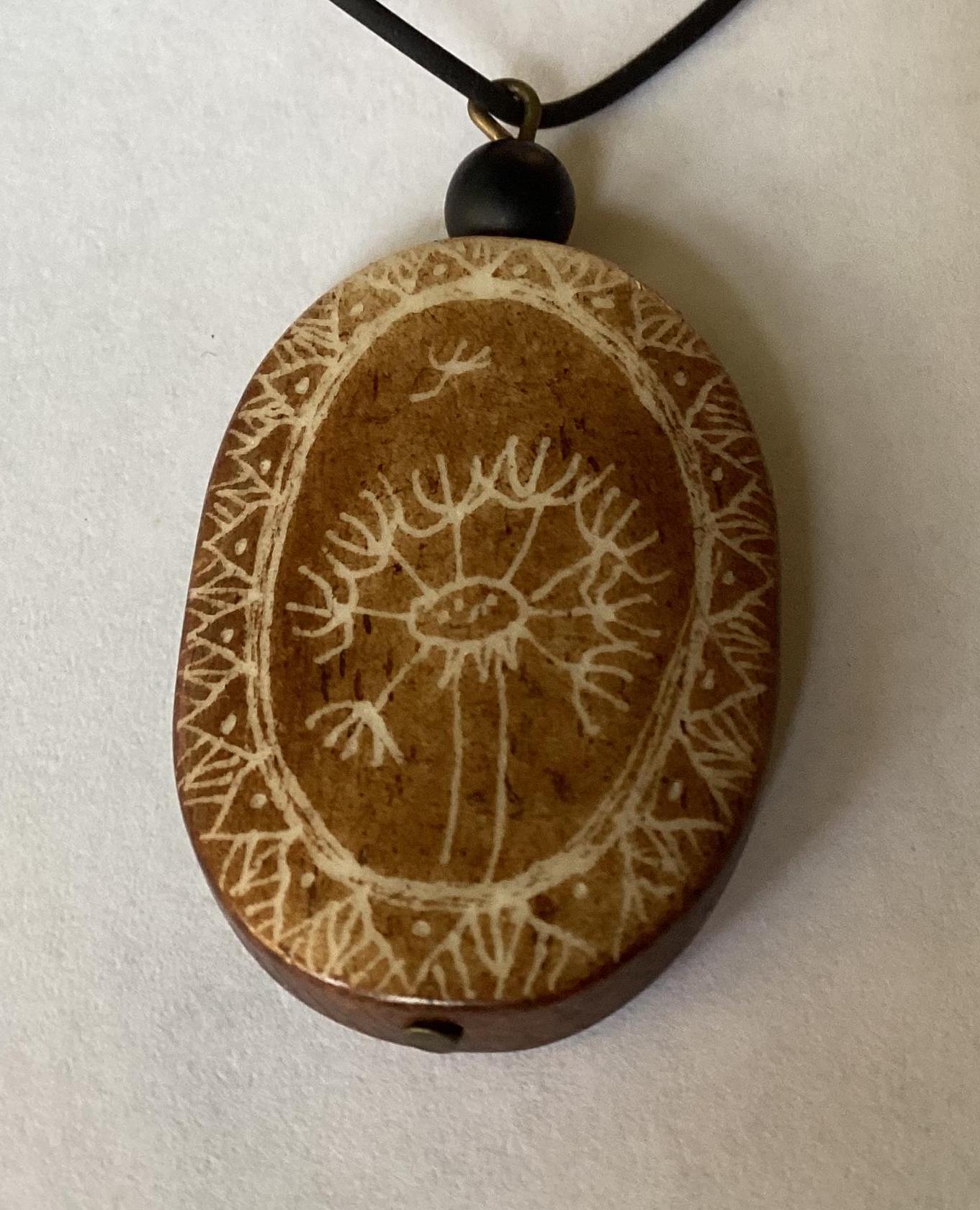 Kette Aus Horn Mit Handgraviertem Eigenen Muster von AtelierNaturundKunst