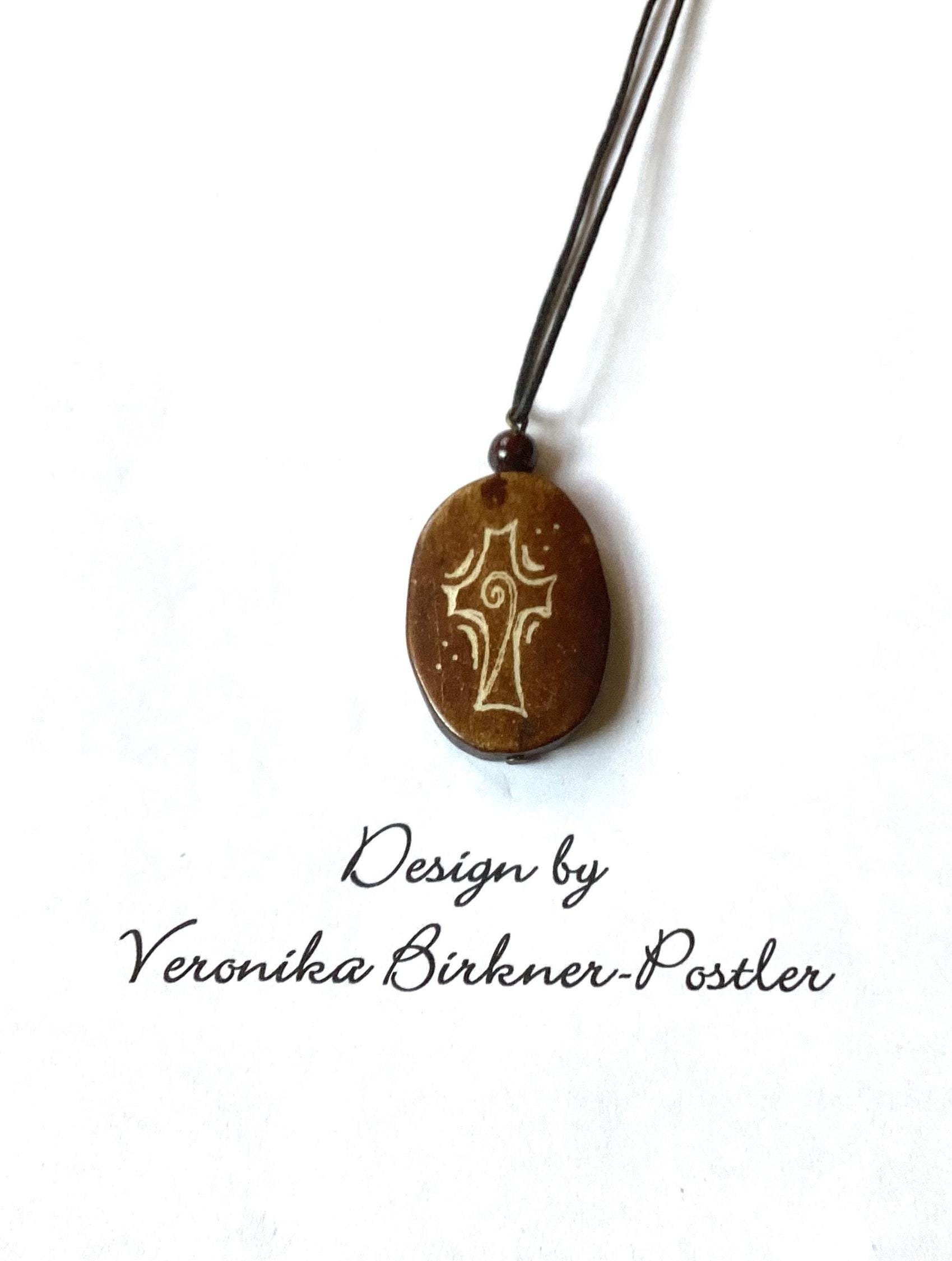 Kette Mit Handgraviertem Hornanhänger Kreuzmotiv von AtelierNaturundKunst