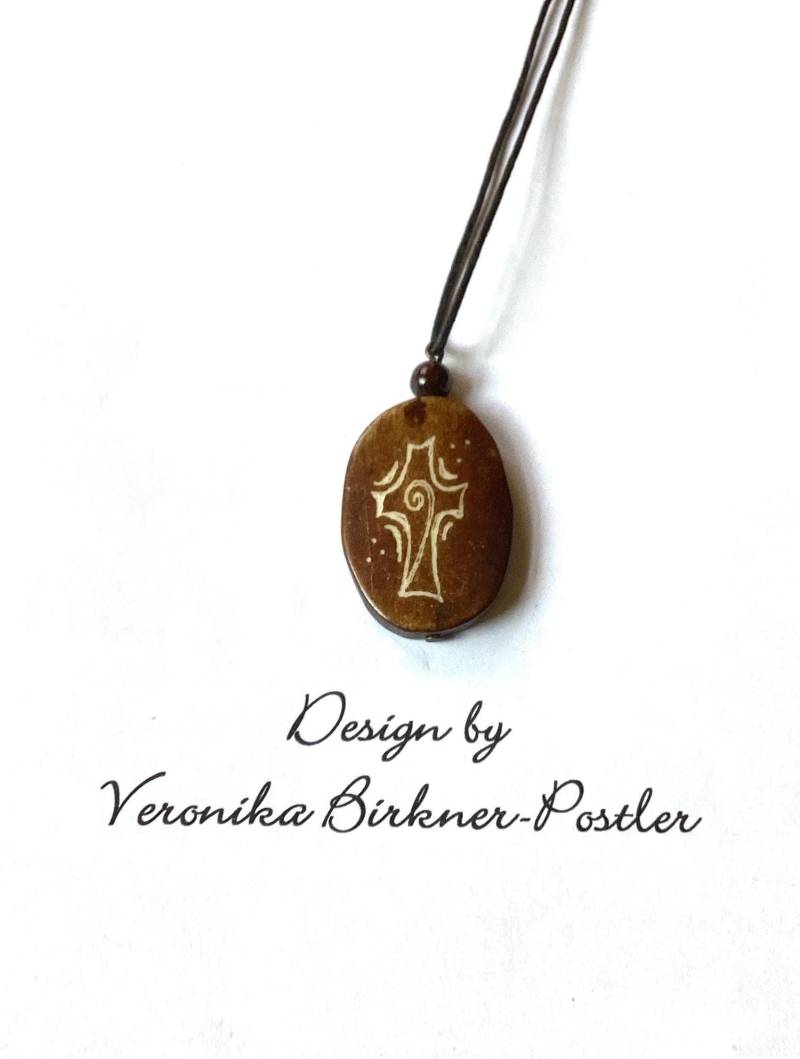 Kette Mit Handgraviertem Hornanhänger Kreuzmotiv von AtelierNaturundKunst