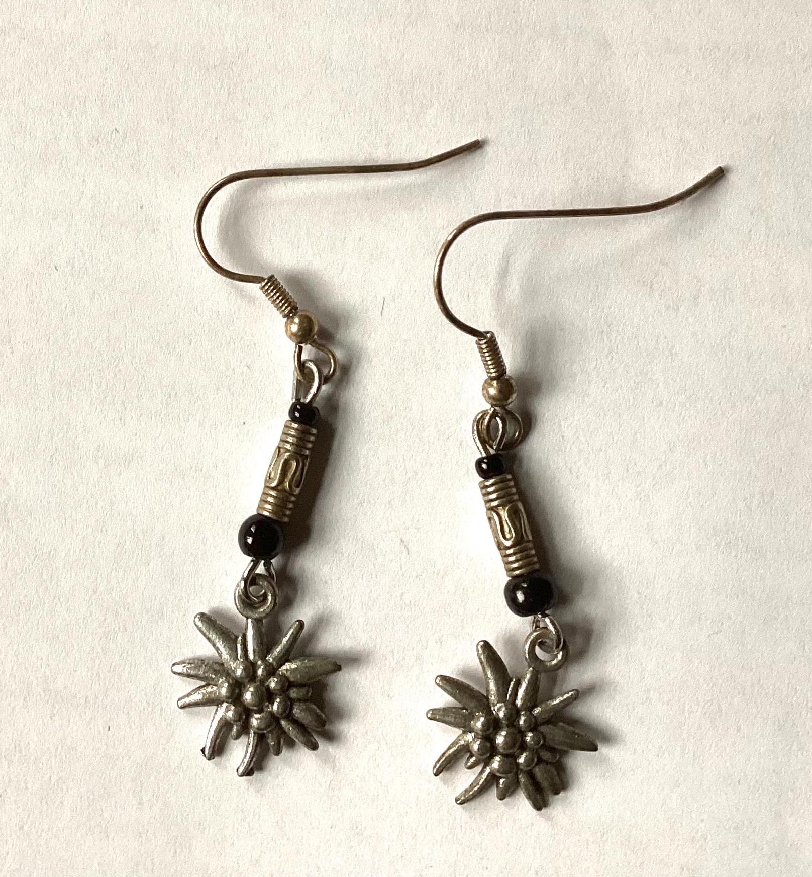 Ohrringe Mit Silberfarbenen Perlen Und Edelweißanhängern von AtelierNaturundKunst