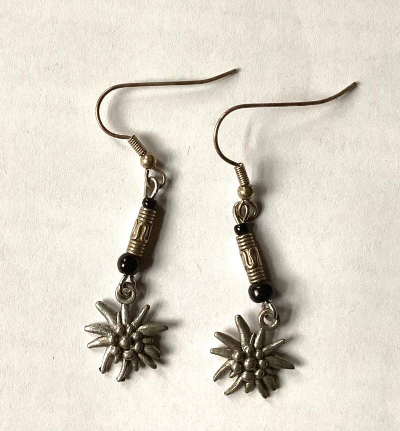 Ohrringe Mit Silberfarbenen Perlen Und Edelweißanhängern von AtelierNaturundKunst