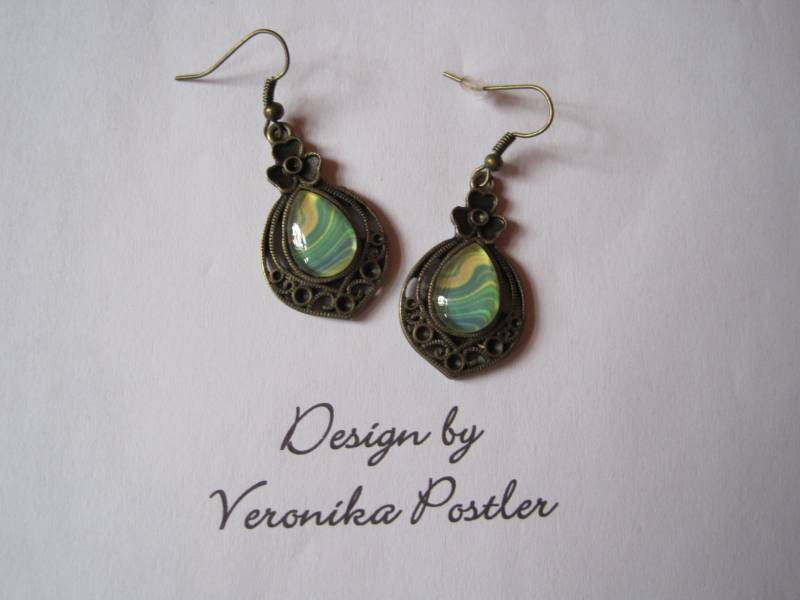 Ohrringe Mit Tropfenförmigen Anhängern von AtelierNaturundKunst