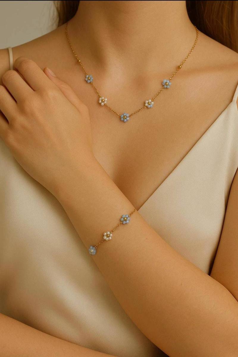 2-Teiliges Blumen Perlen Schmuck Set Gold - Halskette & Armband Mit Blauen Und Weißen Perlenblüten | Boho Geschenk Für Freundin von AtelierNevoa