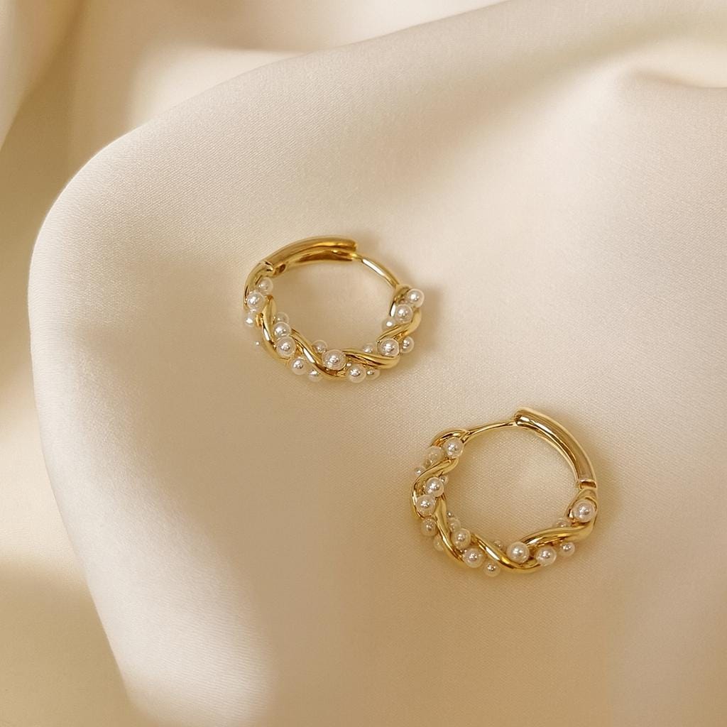 Goldene Creolen Mit Perlen | Zarte Perlen-Ohrringe Elegante Für Alltag & Anlass Schmuck Geschenk Sie Goldene Creolen Mit Perlen | Zarte Perlen-Ohrringe Elegante Für Alltag & Anlass Schmuck Geschenk Sie von AtelierNevoa