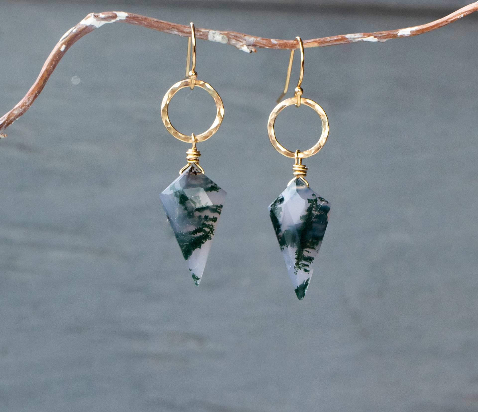 Moos Achat Ohrringe Solid Gold, Spike Ohrringe, Spitze Schmuck, Virgo Stein Für Herz Chakra Fülle Natürlicher Edelstein von AtelierNymphea