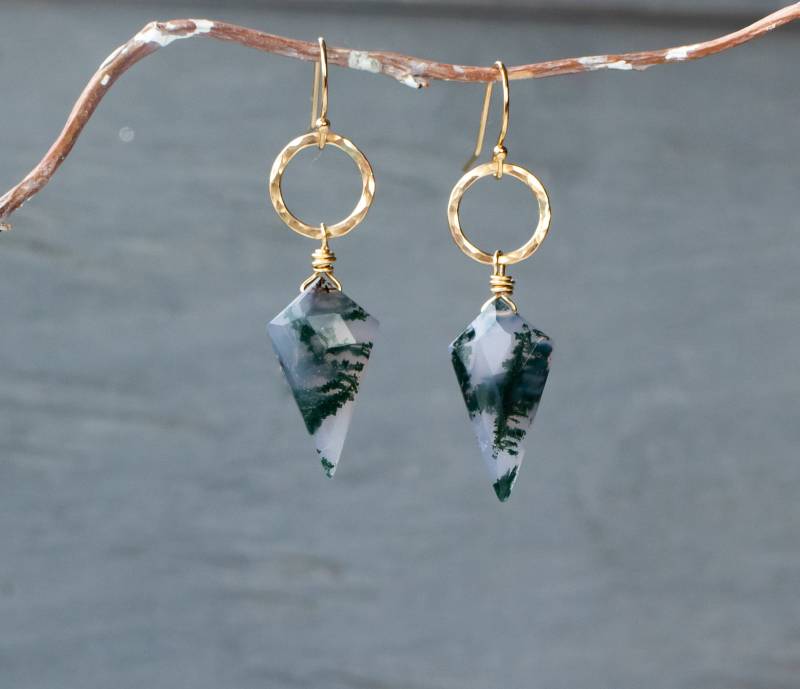 Moos Achat Ohrringe Solid Gold, Spike Ohrringe, Spitze Schmuck, Virgo Stein Für Herz Chakra Fülle Natürlicher Edelstein von AtelierNymphea