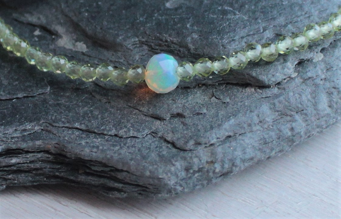 Peridot Armband Gold & Opal, Geburtsstein, Echte Edelstein Perlen, Zartes Armband, Geburtstagsgeschenk Für Sie von AtelierNymphea