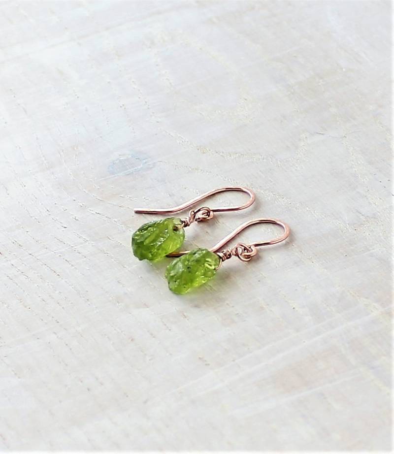 Rohe Peridot Boho Ohrringe Rose Gold Raue Grünstein Minimalist August Birthstone Schmuck Geschenk Für Sie Hochzeit von AtelierNymphea
