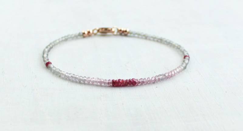 Rubin Armband Mit Spinell, Labradorit in Roségold, Multi Edelstein Perlen Armband, Zarte Juli Geburtsstein Schmuck Geschenk Frau von AtelierNymphea