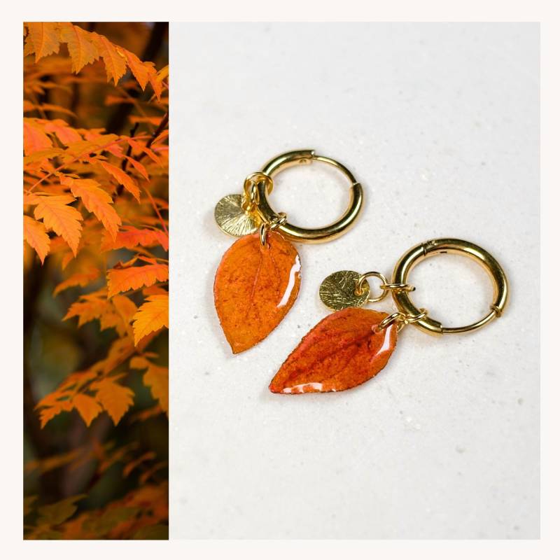 Herbst Creolen | Handgemachte Huggies Mit Blatt Herbstliche Ohrringe Blättern Und 18K Vergoldetem Charm Herbst Creolen | Handgemachte Huggies Mit Blatt Herbstliche Ohrringe Blättern Und 18K Vergoldetem Charm von AtelierPIANA