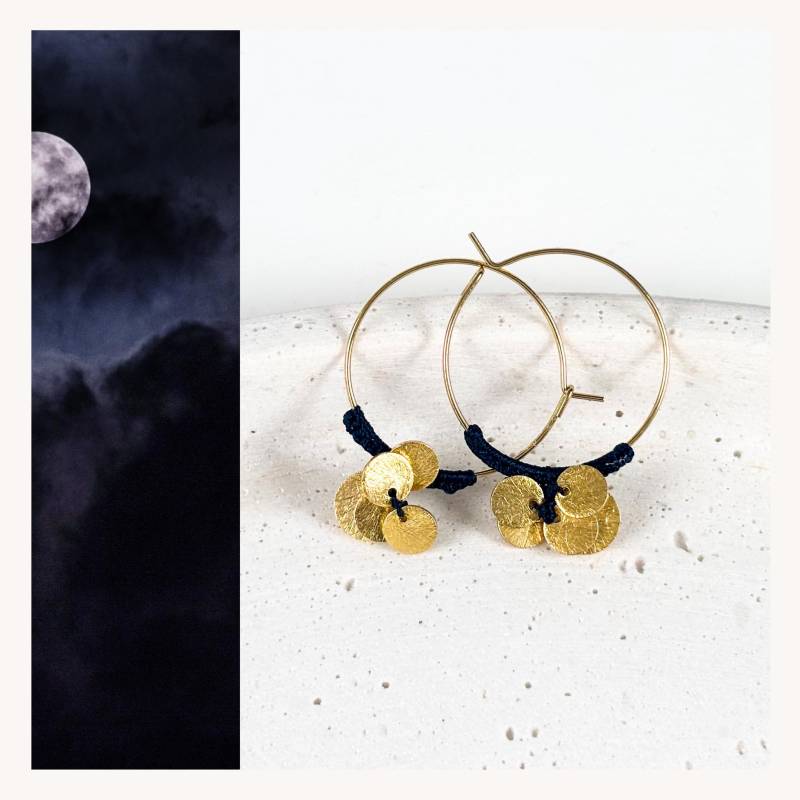 Vergoldete Creolen Mit Dunkelblauem Garn & Goldplättchen | Boho Ohrringe Handgemacht Festival Schmuck Vergoldete Creolen Mit Dunkelblauem Garn & Goldplättchen | Boho Ohrringe Handgemacht Festival Schmuck von AtelierPIANA