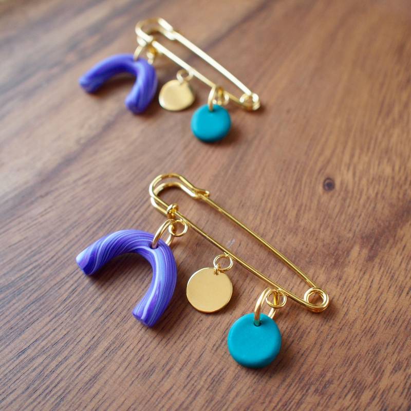 Handgemachte Polymer Clay Brosche - Statement Mit Nickelfreiem Messing Metall in Goldfarbe Tragbare Kunst Schmuck von AtelierPaprika