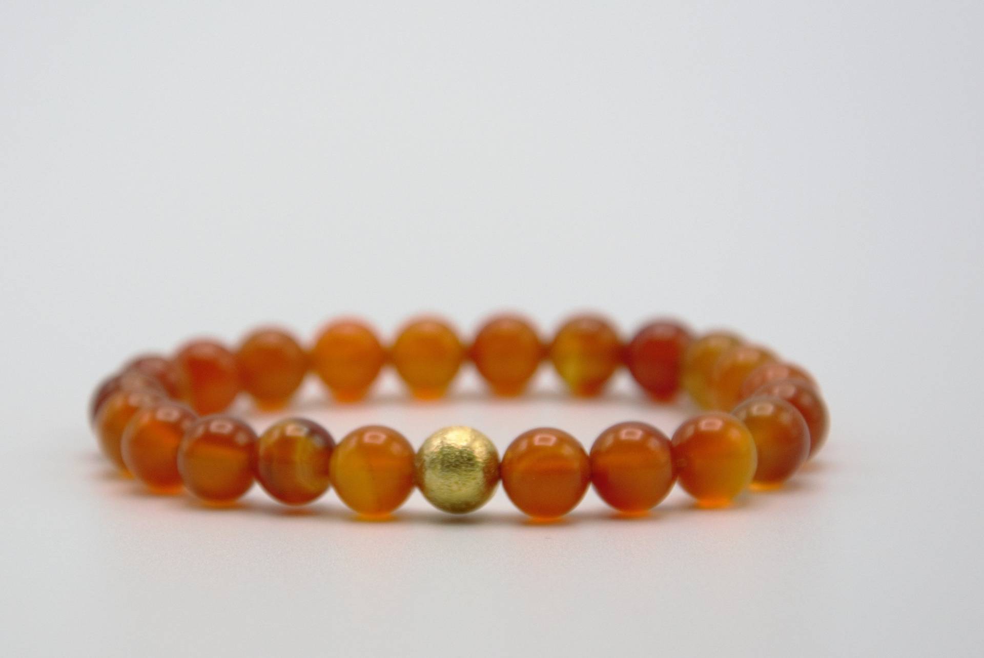 Edelsteinarmband Aus 8 Mm Karneol Mit Einer 925 Silber Vergoldeten Perle von AtelierPelzer