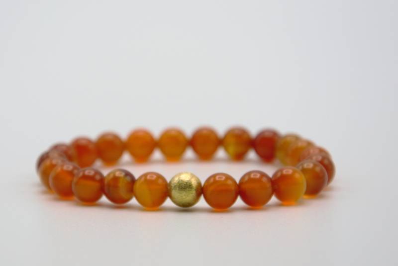 Edelsteinarmband Aus 8 Mm Karneol Mit Einer 925 Silber Vergoldeten Perle von AtelierPelzer