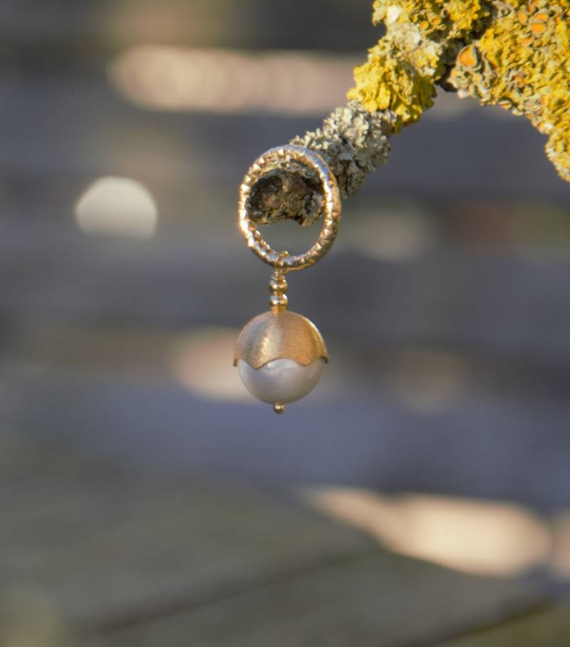 Edison Like Kasumi Perlen Anhänger Mit Einer Perlenkappe Und Einem Ring Aus Vergoldetem 925 Silber von AtelierPelzer