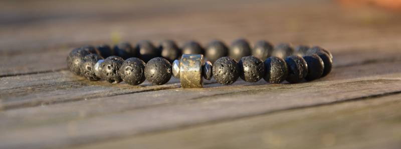 Maskulines Edelsteinarmband Aus Polierten Lavaperlen, Pyrit Und Silberfarbenen Facettierten Hämatitrondellen von AtelierPelzer