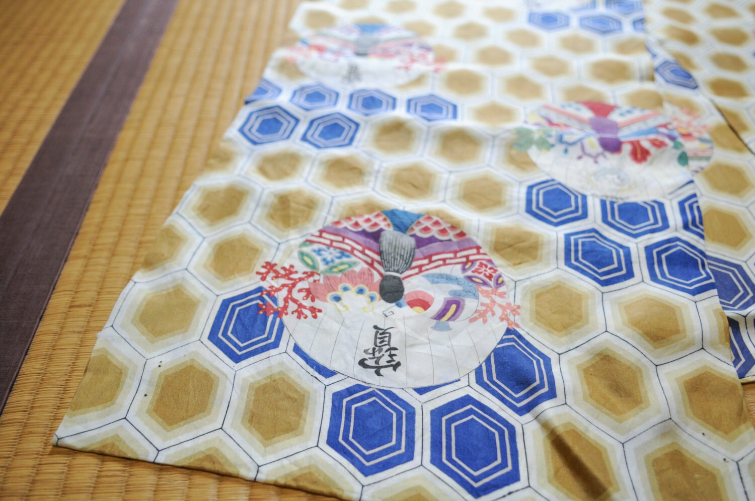 Ein Einzigartiger Kimono-Seidenschal Mit Sechseckigem Muster von AtelierPentacle