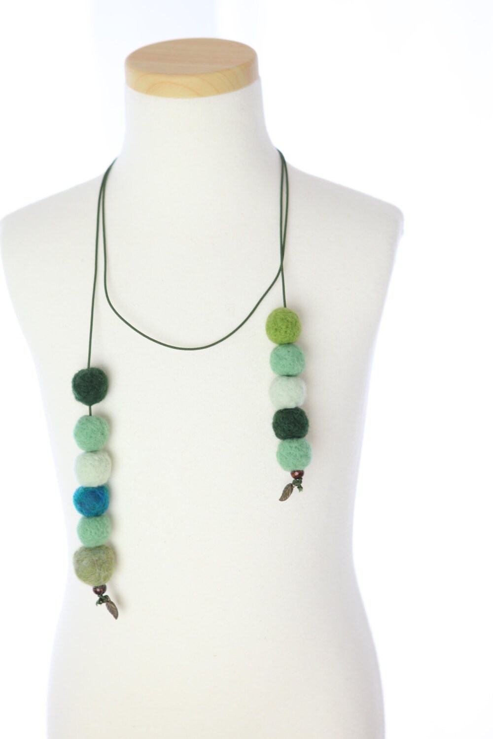 Grüne Filzkugel Halsschmuck von AtelierPentacle