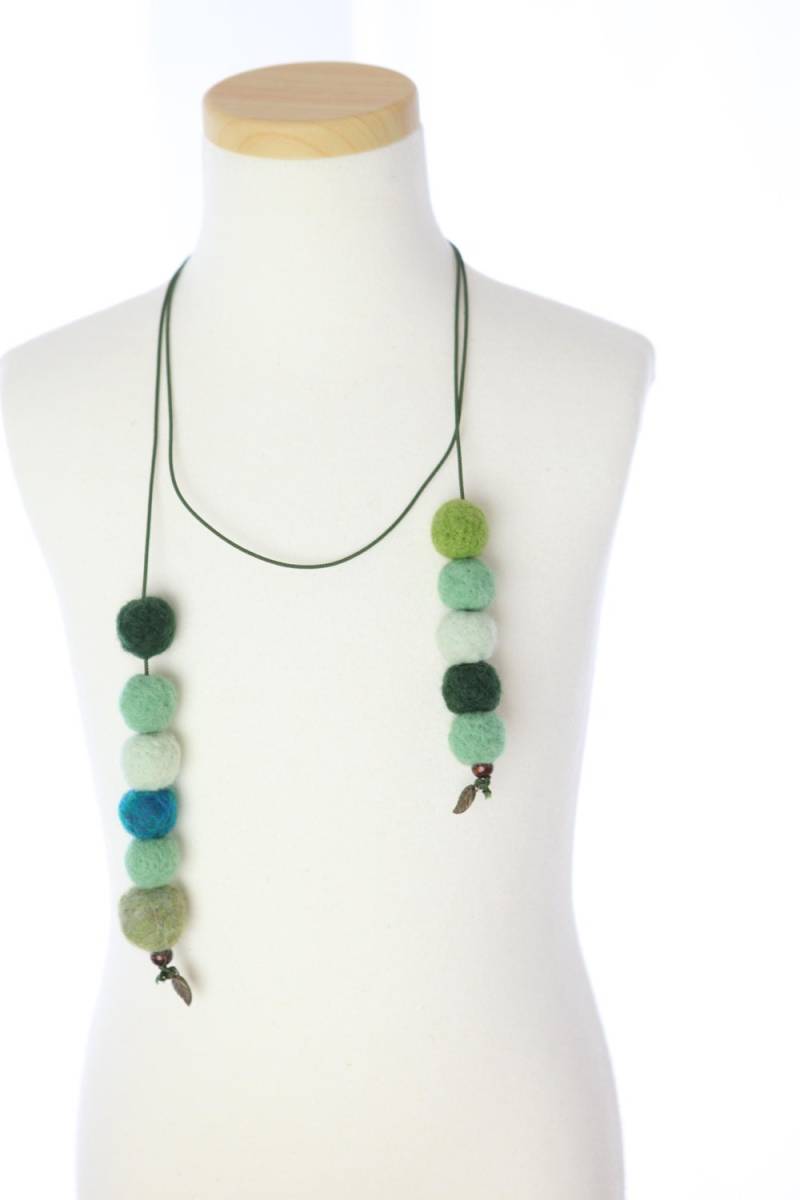 Grüne Filzkugel Halsschmuck von AtelierPentacle