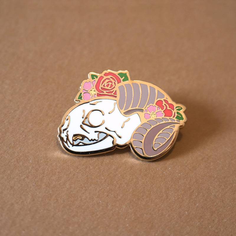 Profil Vertrauter Totenkopf | Weirdcore Hard Emaille Pin Kuriositäten & Profil Vertrauter Totenkopf | Weirdcore Hard Emaille Pin Kuriositäten & von AtelierPersephone
