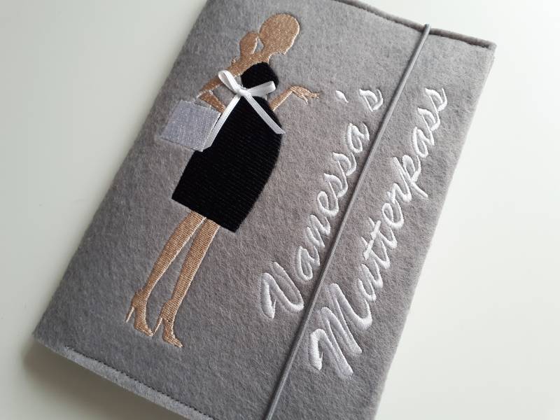 Luxus Mutterpasshülle Filz "Wunschname" + Extras von AtelierPetscha