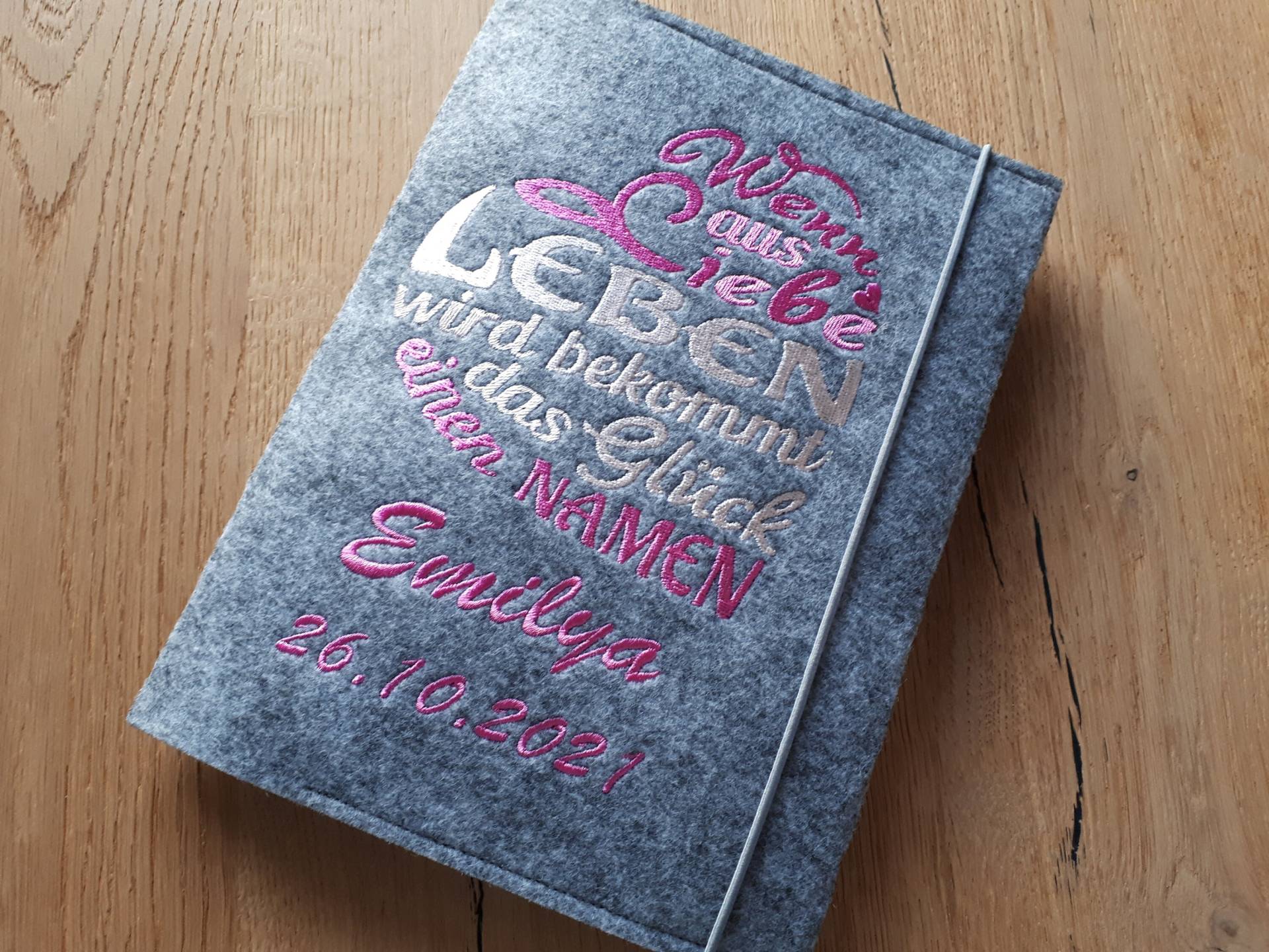 U-Hefthülle Filz "Spruch" Mit Name Und Datum U-Hefthülle Filz "Spruch" Mit Name Und Datum von AtelierPetscha