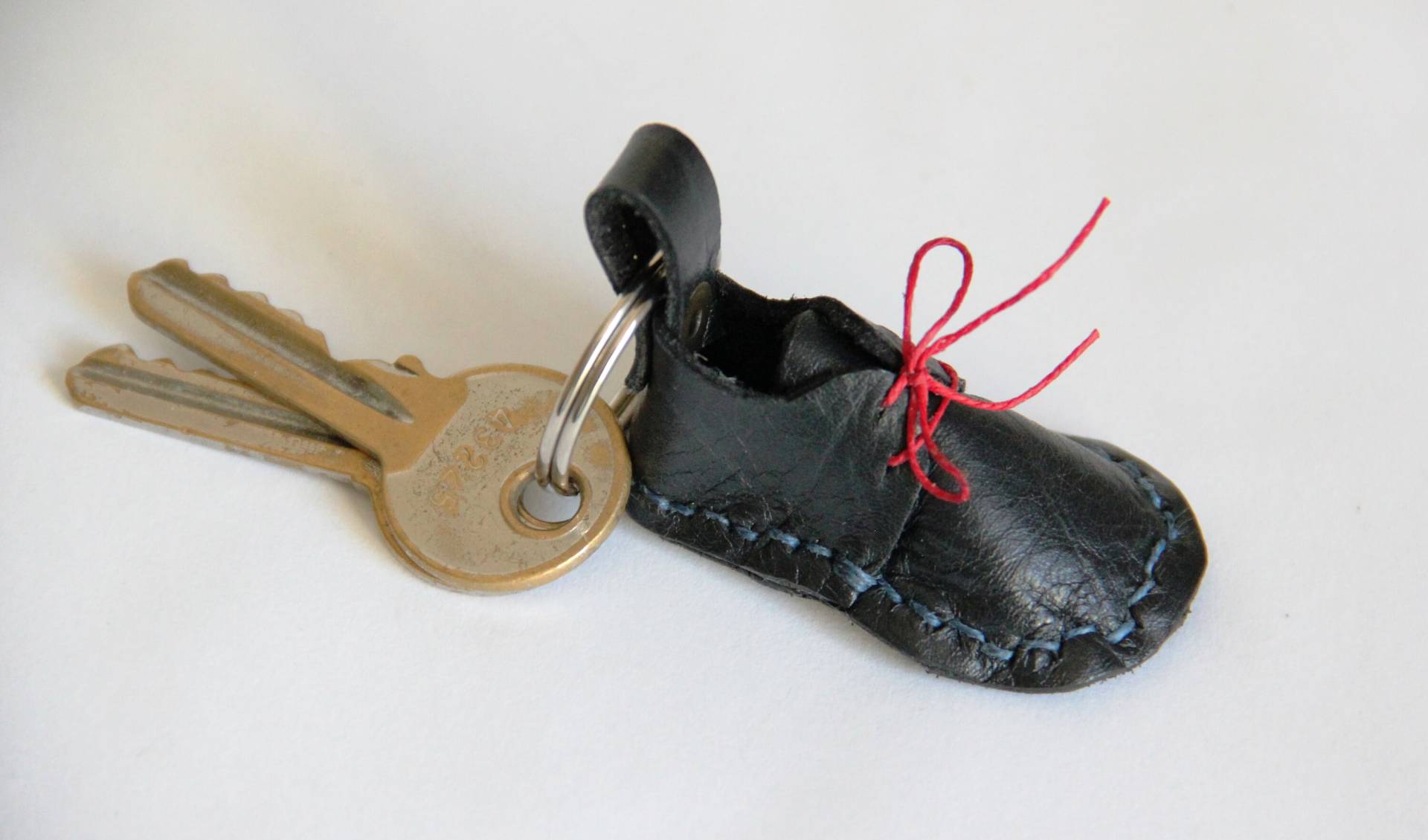 Schlüsselanhänger in Spitzenschuhform von AtelierPointPoint