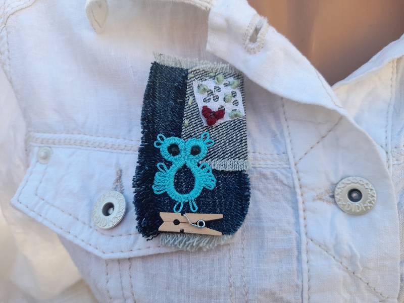 Eule Pinch Textile Mixed Media Denim Brosche Stoff Frivolite Wearable Art Handgemachte Anstecknadel Assemblage von AtelierRBoutique