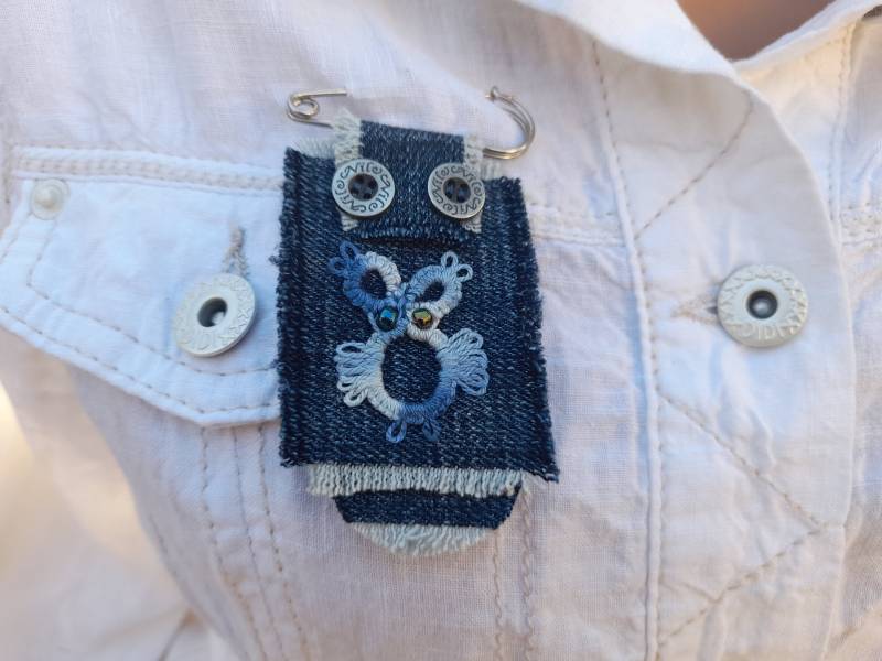 Eule Textil Mixed Media Brosche Stoff Frivolite Denim Wearable Art Handmade Anstecknadel Zusammenstellung von AtelierRBoutique